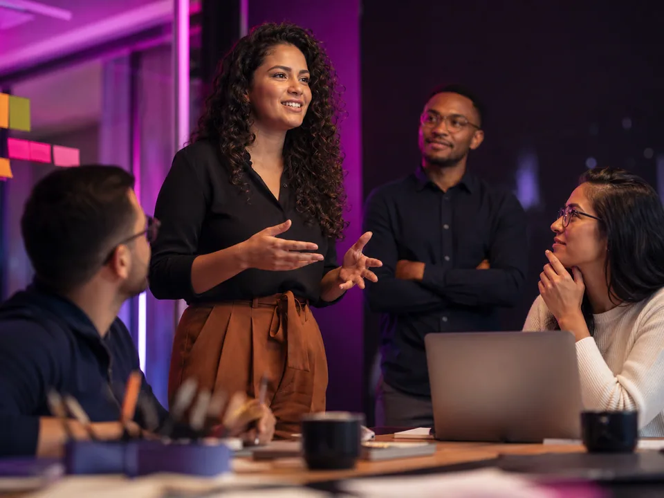 Líder conduzindo uma conversa com sua equipe